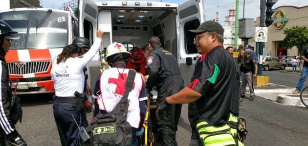 Según los cuerpos de emergencia, el chofer se reporta grave; el hombre fue auxiliado por Grupo Tigre de seguridad privada, Cruz Roja y Policía Michoacán