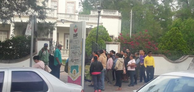 Cabe hacer mención que todas las manifestantes se encuentran sobre la banqueta y hasta el momento no entorpecen el tránsito vehicular sobre la Avenida Acueducto