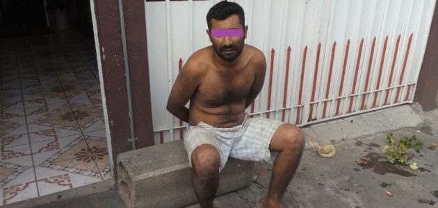 Tras ubicarlo, los policías lograron detenerlo para leerle sus derechos y posteriormente trasladarlo al Ministerio Público por allanamiento de morada. El sujeto fue identificado como Heriberto G. de 33 años de edad, con domicilio en Churumuco