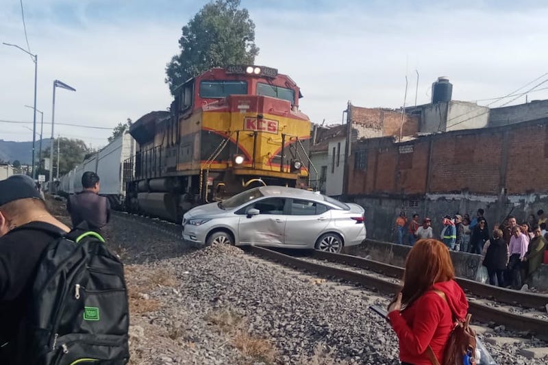 Tren se lleva un auto en Morelia