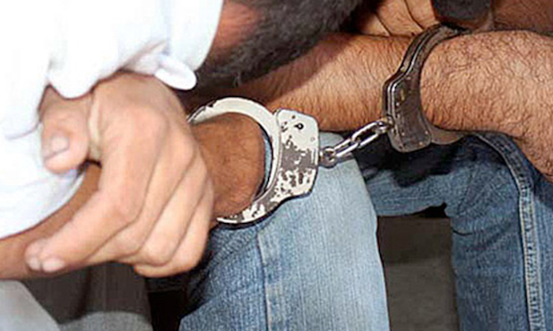 Dos detenidos, esposados