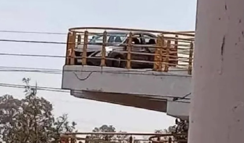 Sujeto sube con su auto a puente peatonal, Irapuato