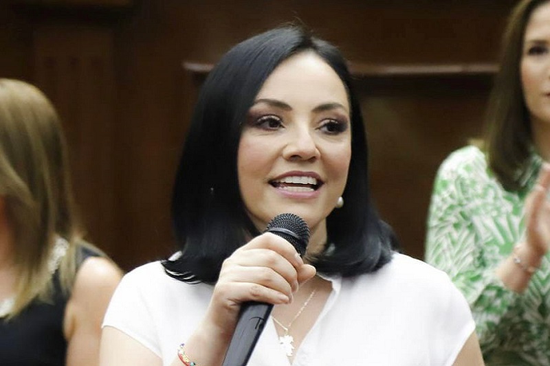 Adriana Hernández, Niñez michoacana