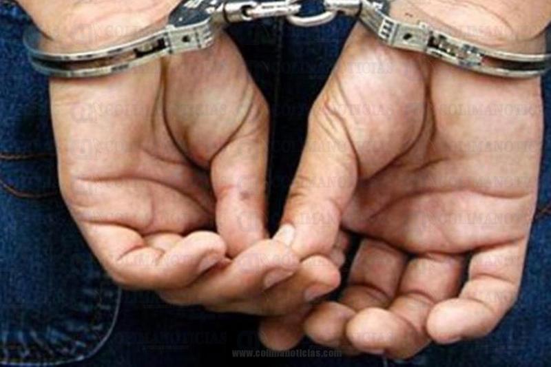 Detenido, esposado