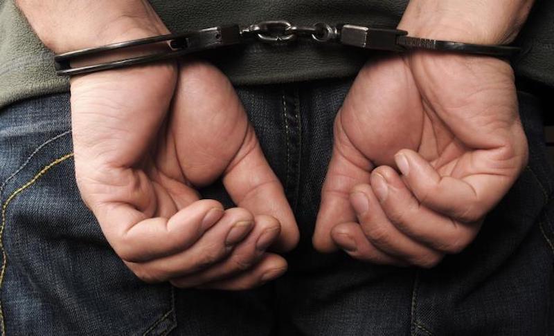 Detenido, esposado