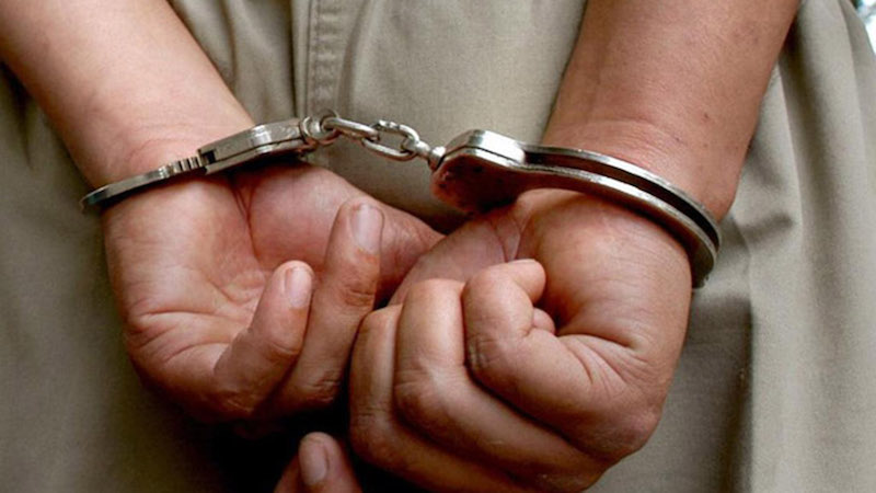 Detenido, esposado
