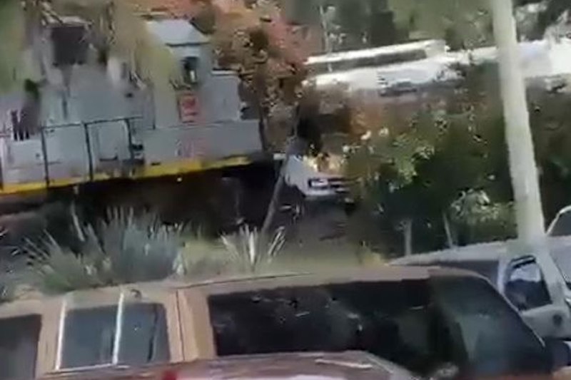 Tren se lleva a camioneta