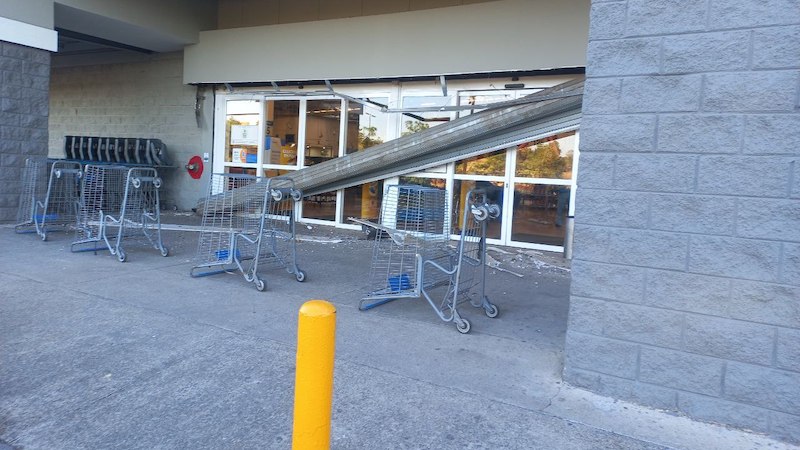 Walmart Altozano, cae cortina de acero