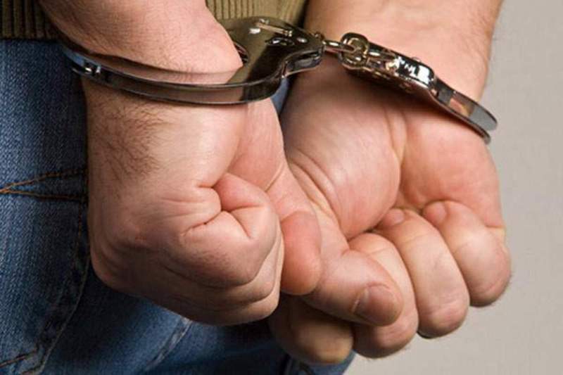 Detenido, esposado