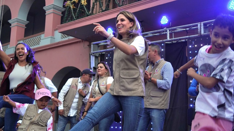 Daniela de los Santos, Apatzingán