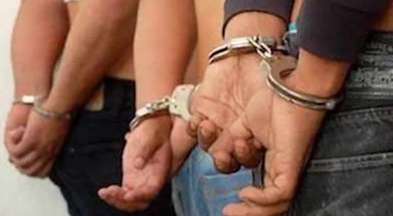 Tres detenidos, esposados