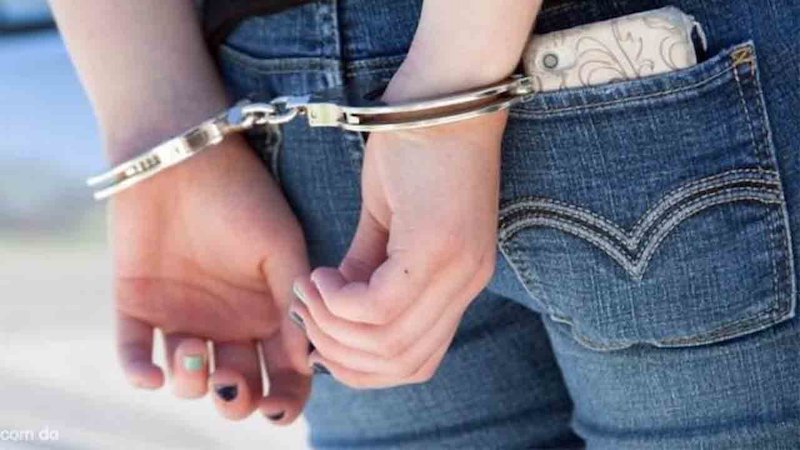 Detenido, esposado