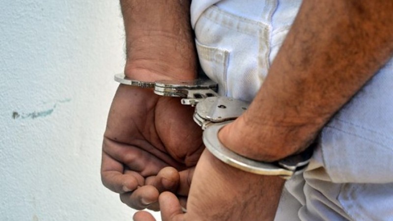 Detenido, esposado