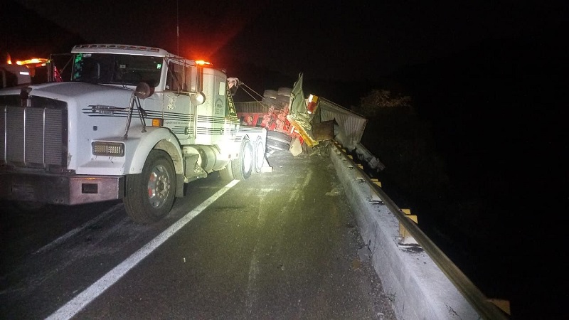 Tráiler volcado, Autopista Siglo XXI