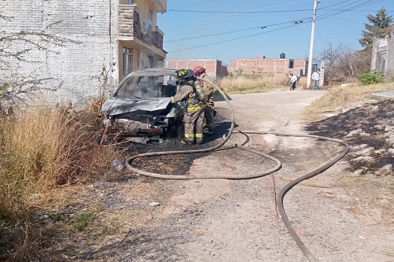 Vehículo arde en llamas, Morelia