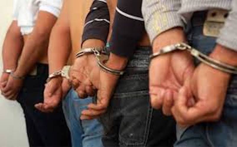 Detenidos, esposados