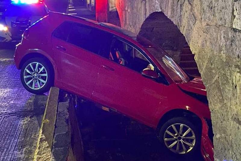 Auto choca contra el Acueducto de Morelia