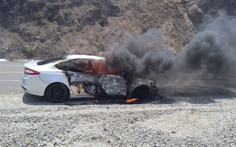 Auto se incendia