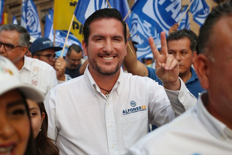 Hugo Servín, Memo Valencia