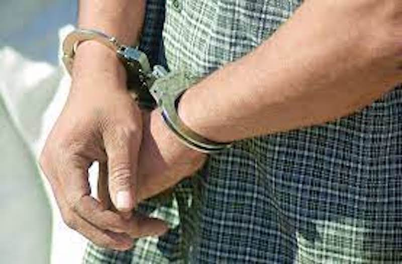 Detenido, esposado