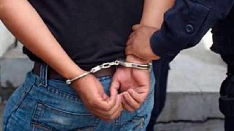 Detenido, esposado