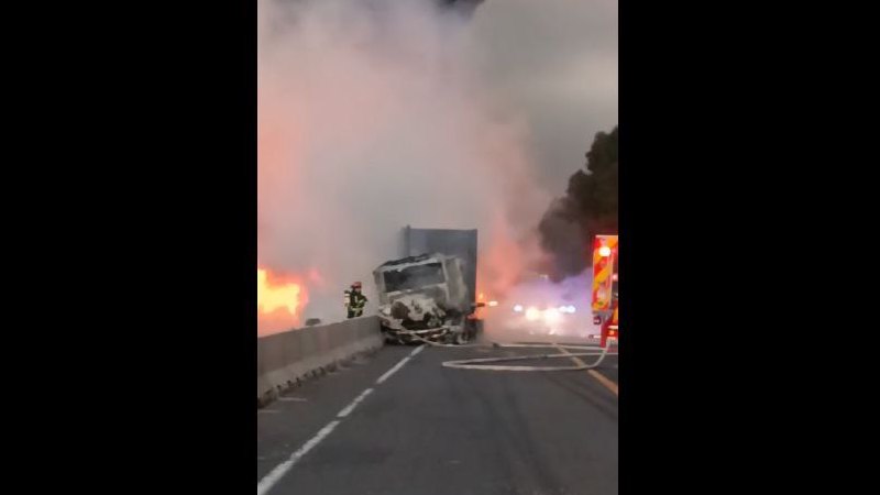 Arde tráiler en la Siglo XXI