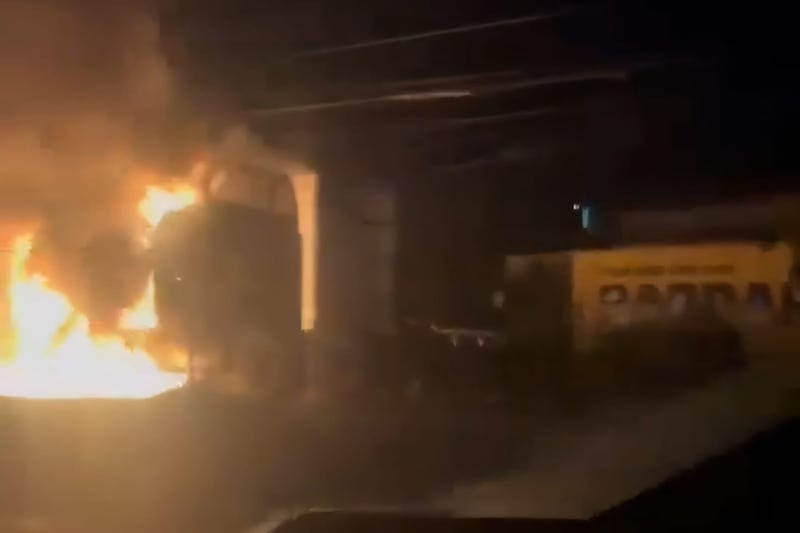 Tráiler arde en llamas