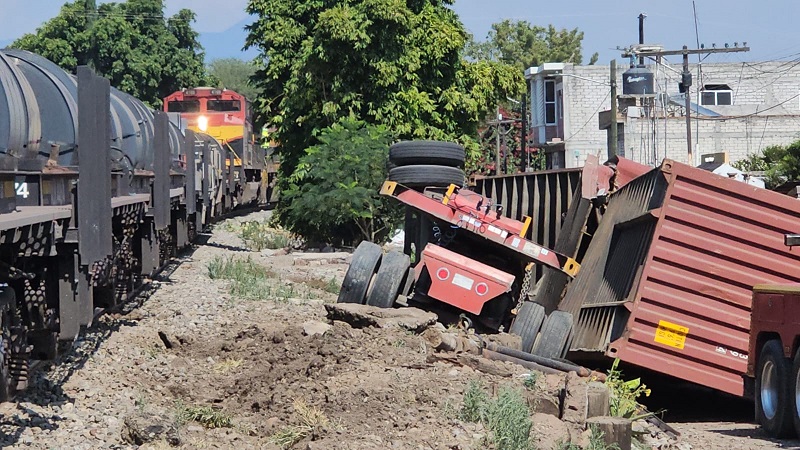 Tráiler embestido, tren, Indaparapeo