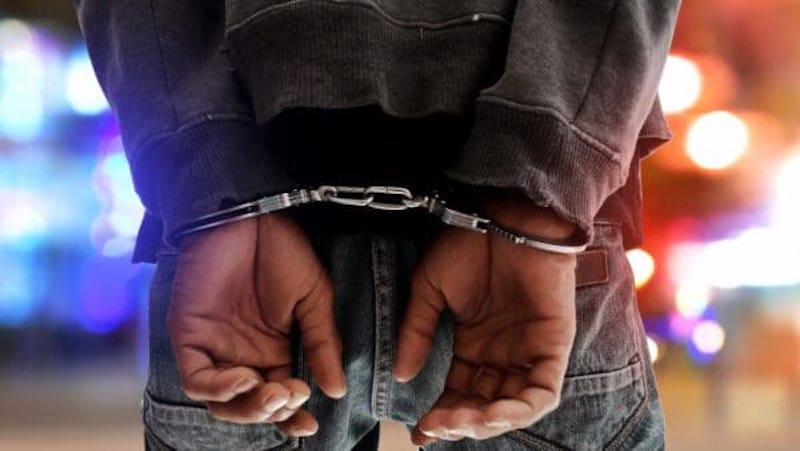 Detenido, esposado