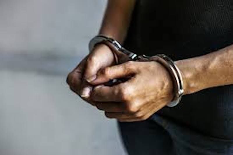 Detenido, esposado