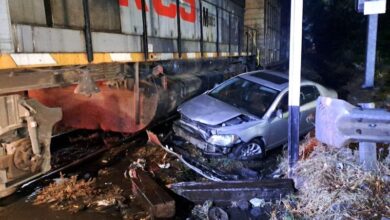 Tren arrolla auto en Morelia