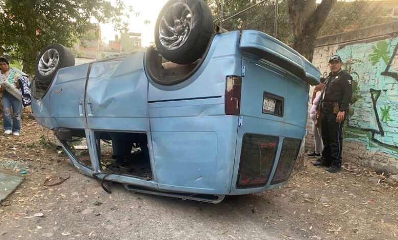 Camioneta volcada