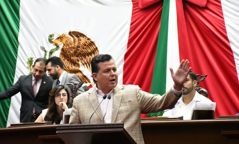 Memo Valencia, Hipólito Mora