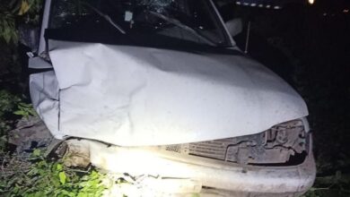 Auto blanco accidentado