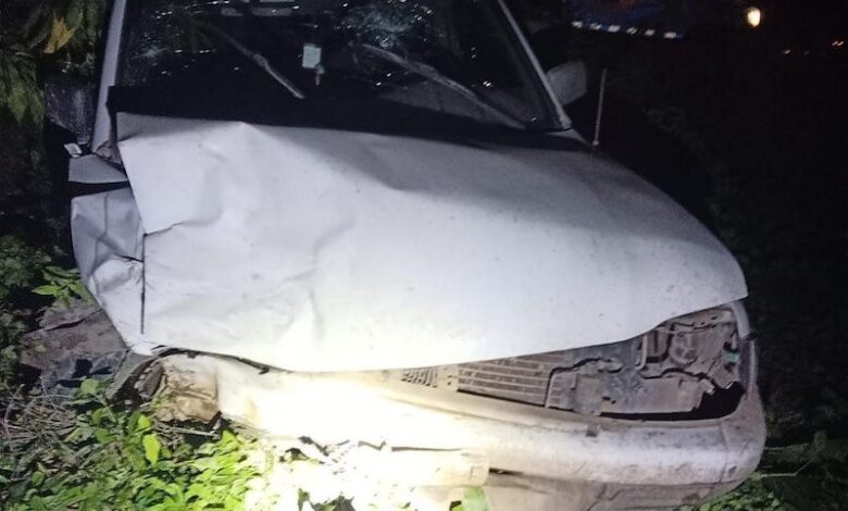 Auto blanco accidentado