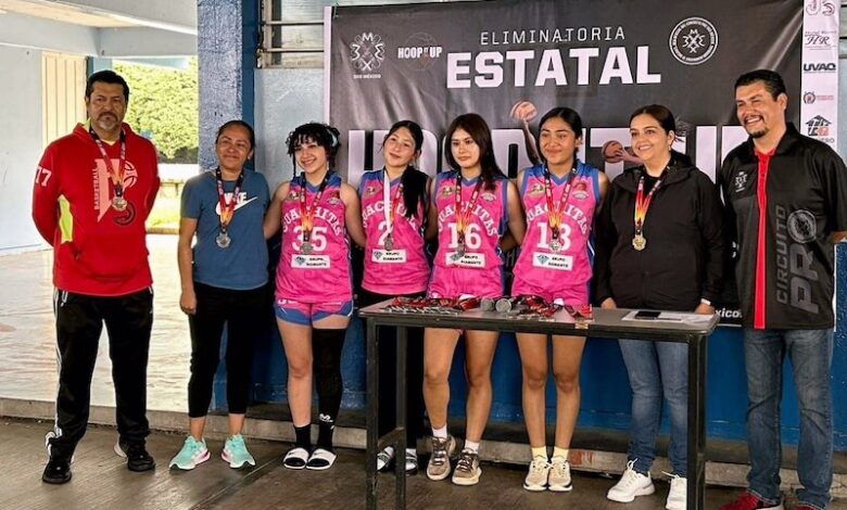Teresita Herrera con mujeres basquetbolistas