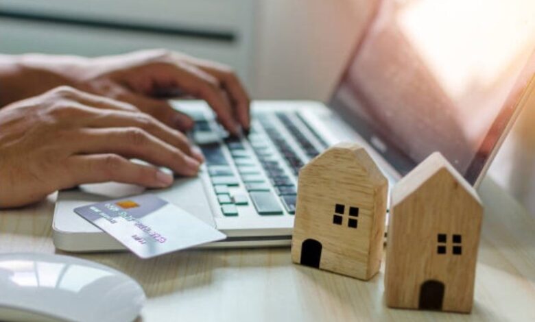 Laptop y casitas de madera