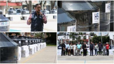 Hugo Servín entrega paquetes de calentador solar y tinacos