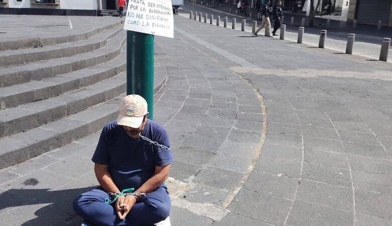 Ricardo Ordoñez Jerez se manifiesta en la Plaza Lerdo de Xalapa