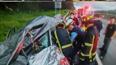 Accidente y camioneta destrozada