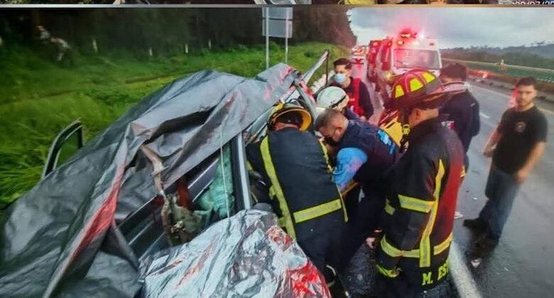 Accidente y camioneta destrozada