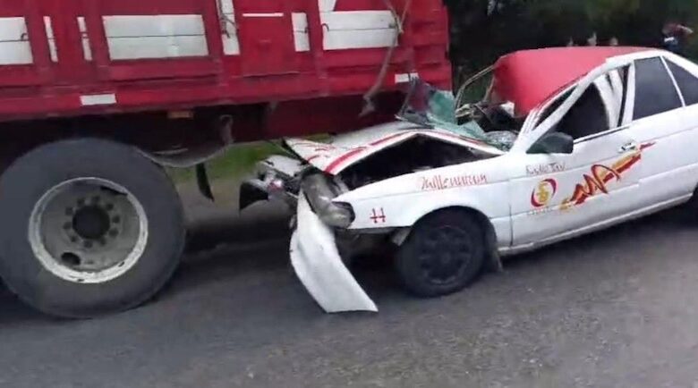 Choque por alcance entre taxi y camión