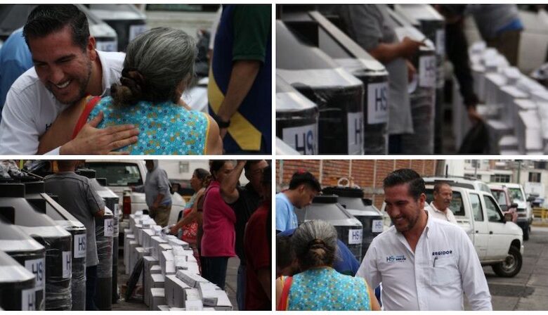 Hugo Servín entrega paquetes de calentador solar