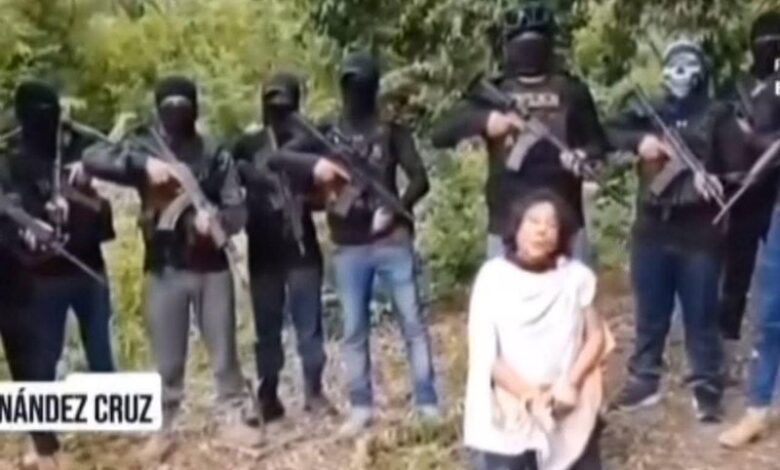 Maestra jubilada amenazada por criminales armados