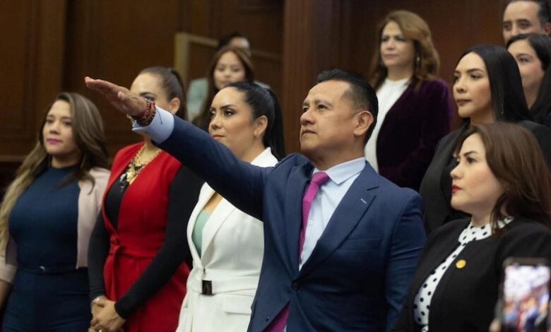 Carlos Torres Piña y diputadas