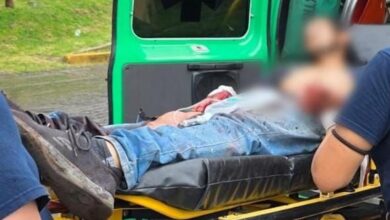 Hombre herido a balazos y en camilla