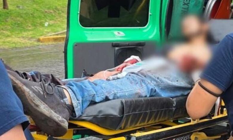 Hombre herido a balazos y en camilla