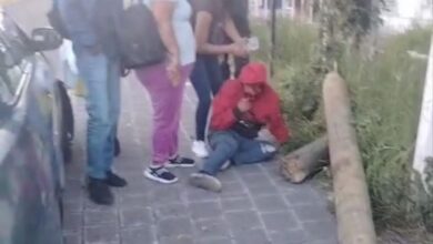 Joven ebrio tirado