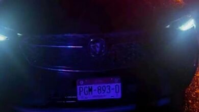 Auto con placas de Michoacán de noche