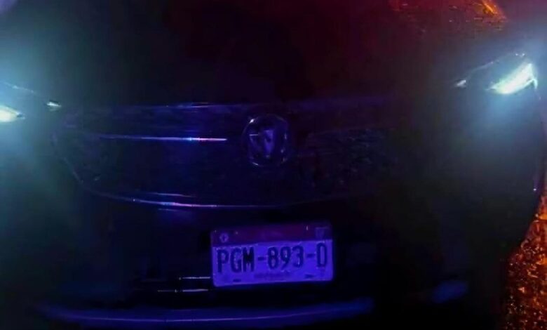 Auto con placas de Michoacán de noche